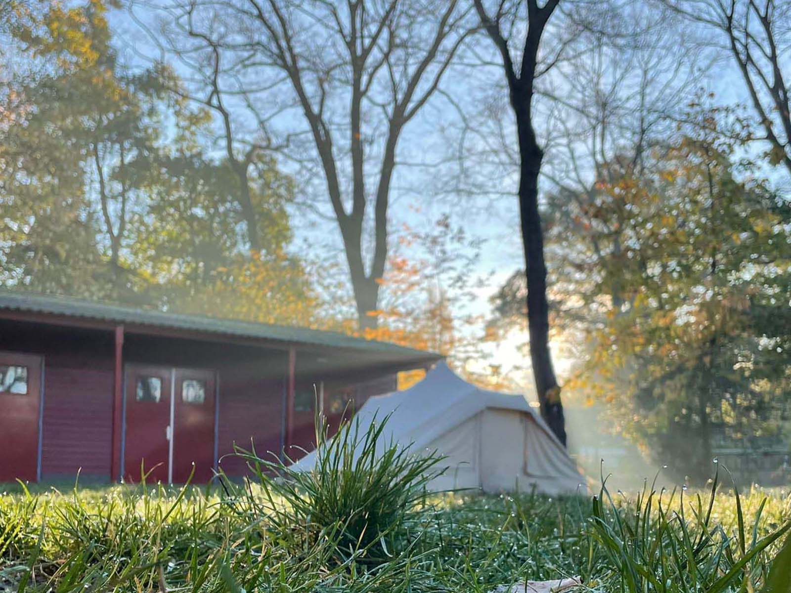 Blokhut en tent van de PPD